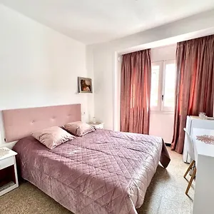 Pensión Escondite Con Terraza Compartida En La Azotea, Rosas